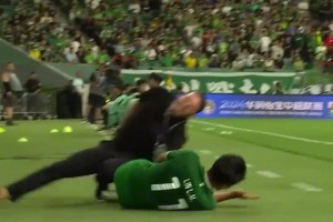 还黑我吗？拜合拉木接长传射门破僵，U22国足1-0领先韩国