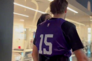 库里49分背靠背40+！率队反超马刺...