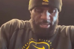 文班亚马恐怖如斯！2米26的身高，还具备这样的柔韧性！