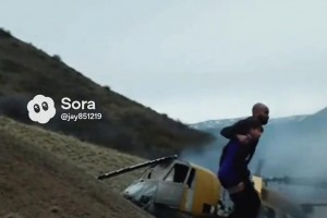 太吓人了！NCAA惊现一球员扣完篮之后落地直接劈叉，扯到蛋了