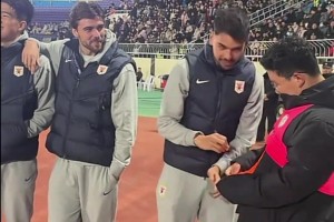 皮耶罗后面那个胖子，一看就不会踢球~