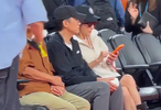 梁朝伟和刘嘉玲夫妻现身NBA中国赛！现场巨星太多，根本数不过来
