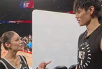 身材气质绝了！郎朗的妻子吉娜来到NBA中国赛现场和曾凡博互动！